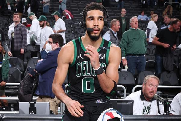 下半场心态爆炸！埃迪11中5得到11分10篮板6犯离场（下半场心态崩盘！埃迪11投5中拿下11分10篮板，6犯毕业）