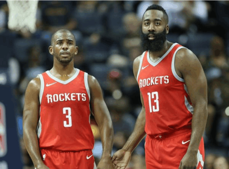 雷霆靠团队篮球获大胜（团队配合助雷霆豪取大胜）