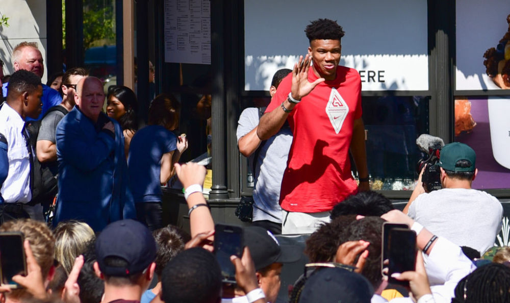 环足奖2025年最佳中场投票：贝林厄姆居首，佩德里位居次席（2025环足奖最佳中场票选：贝林厄姆领跑，佩德里第二）