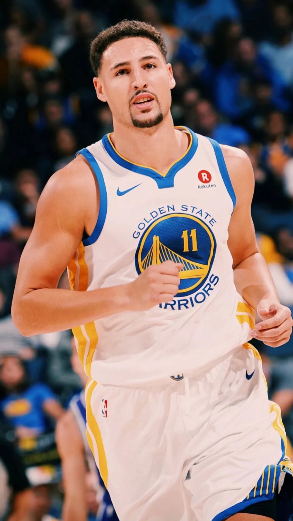 欧文突破防守助攻制胜（欧文强突送妙传锁定胜局）