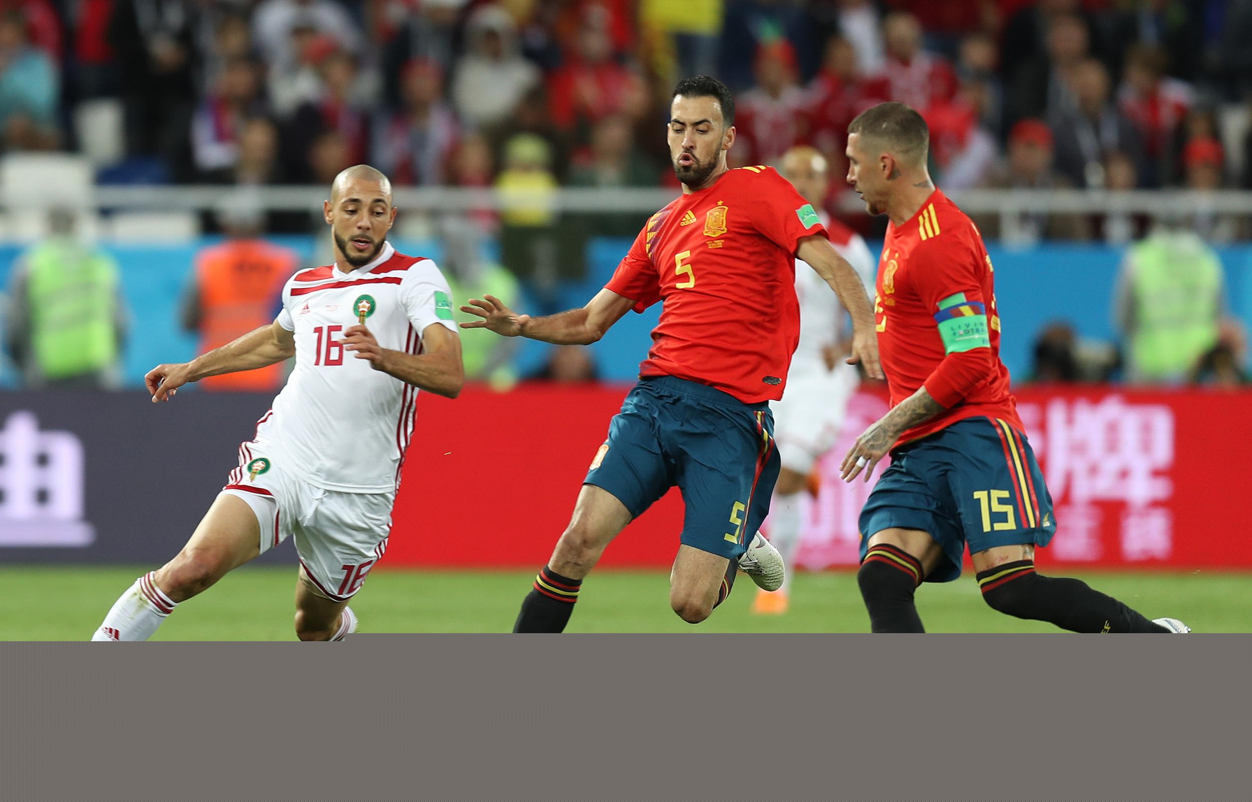 山东落后三分打两分？媒体人：分出来也没时间 传篮下已经很诡异（山东落后3分仍打2分，媒体人质疑：分到手也来不及，篮下处理诡异）