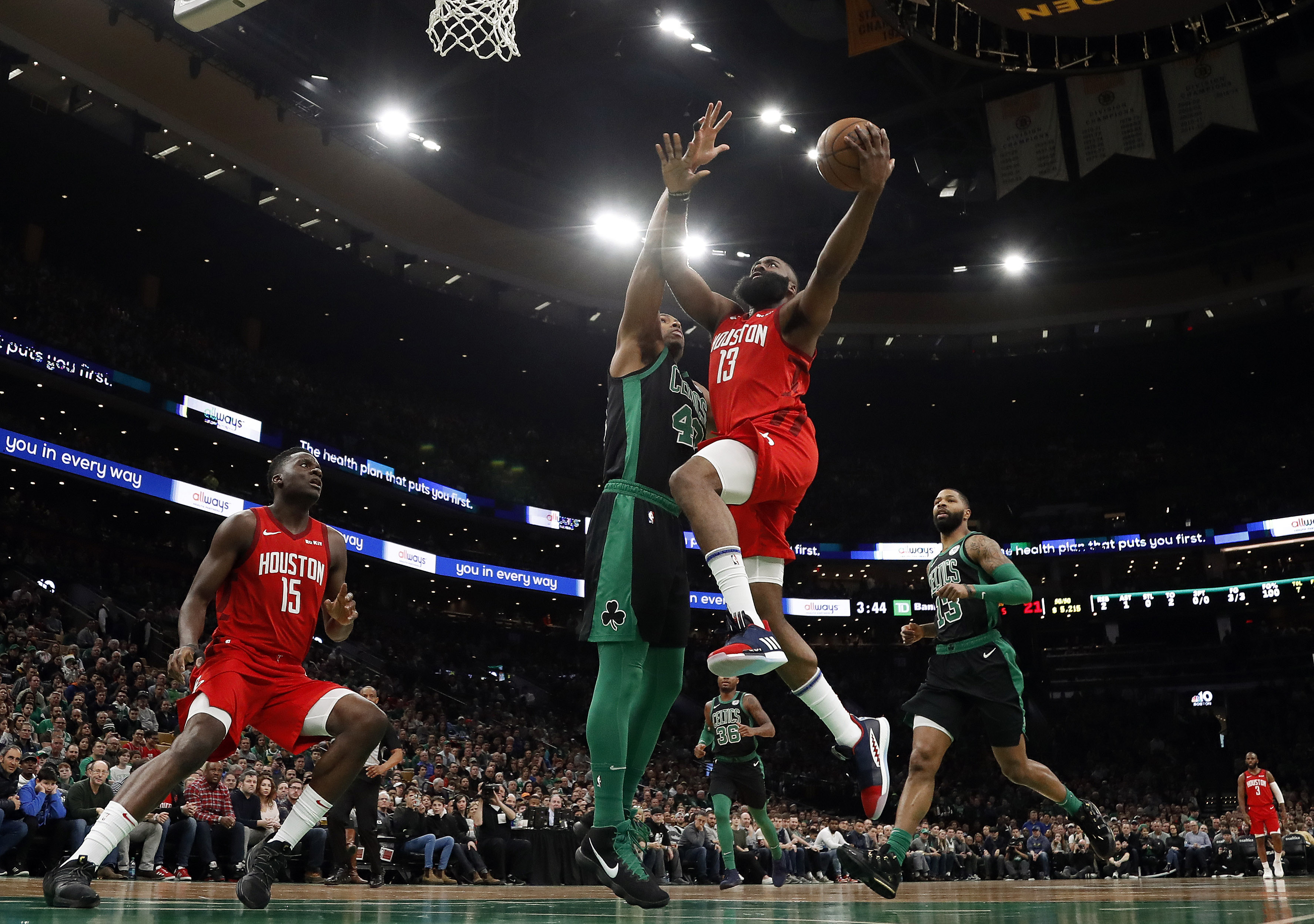 下半场不打算上了？赵柏清半场不到10分钟4犯 2中0未得分仅2板1助（赵柏清半场不足10分钟4犯在身，2投0中无分仅2板1助：下半场还会上吗？）