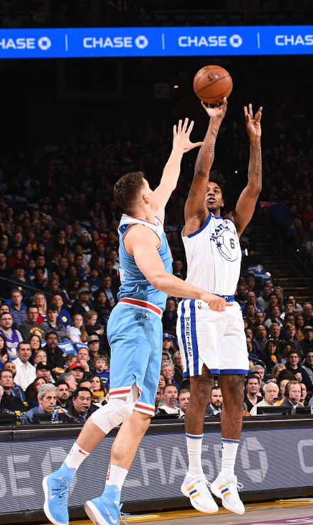 篮球赛场风云变幻，勇士迎战公牛，多方主力缺阵，比赛悬念重重（勇士对阵公牛，多位主力缺席，赛场变数丛生）