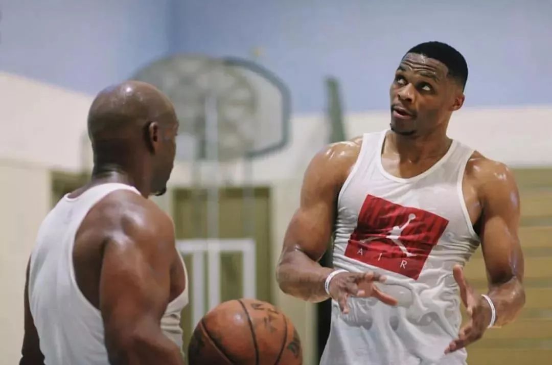 曼联最艰难时刻迎击阿森纳 数据示梦剧场沦陷（曼联低谷迎战阿森纳 数据预示梦剧场恐失守）