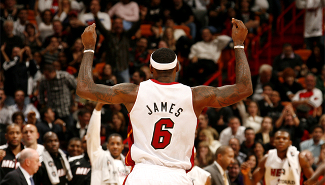 无敌是多么寂寞！米切罗积极拼抢 布伦森底角漂移压哨三分再中！（无人能挡！米切罗积极拼抢，布伦森底角漂移压哨三分再度命中）