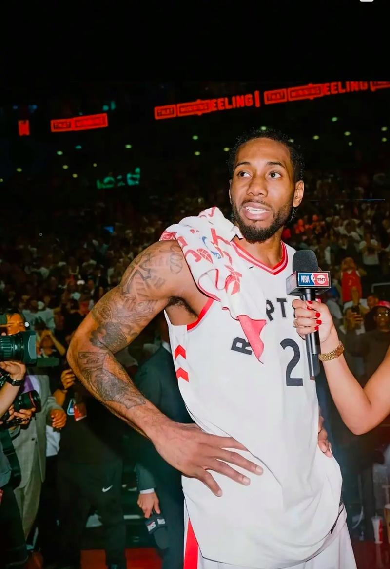 最后3秒广州对徐杰犯规 裁判未响哨！替补席众将摊手挠头疑惑不解（读秒阶段广州对徐杰犯规未被吹罚 替补席球员集体摊手不解）