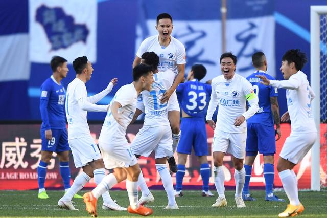 记者问批评球员是否担心更衣室反对，穆帅：你爸对你永远都很好？（被问批评球员会否惹更衣室不满，穆帅反问：你爸会一直对你好吗？）