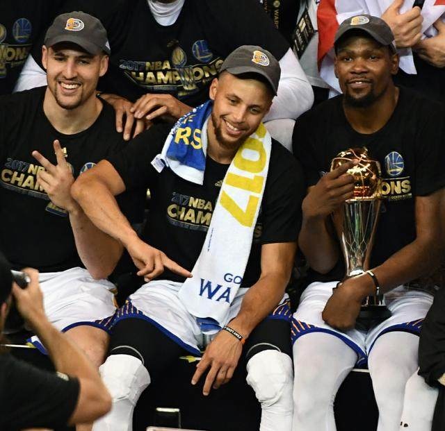 意甲焦点战：国际米兰4-0大胜科莫，路易斯·恩里克闪耀圣西罗（意甲焦点之夜：国米4-0横扫科莫，路易斯·恩里克闪耀圣西罗）