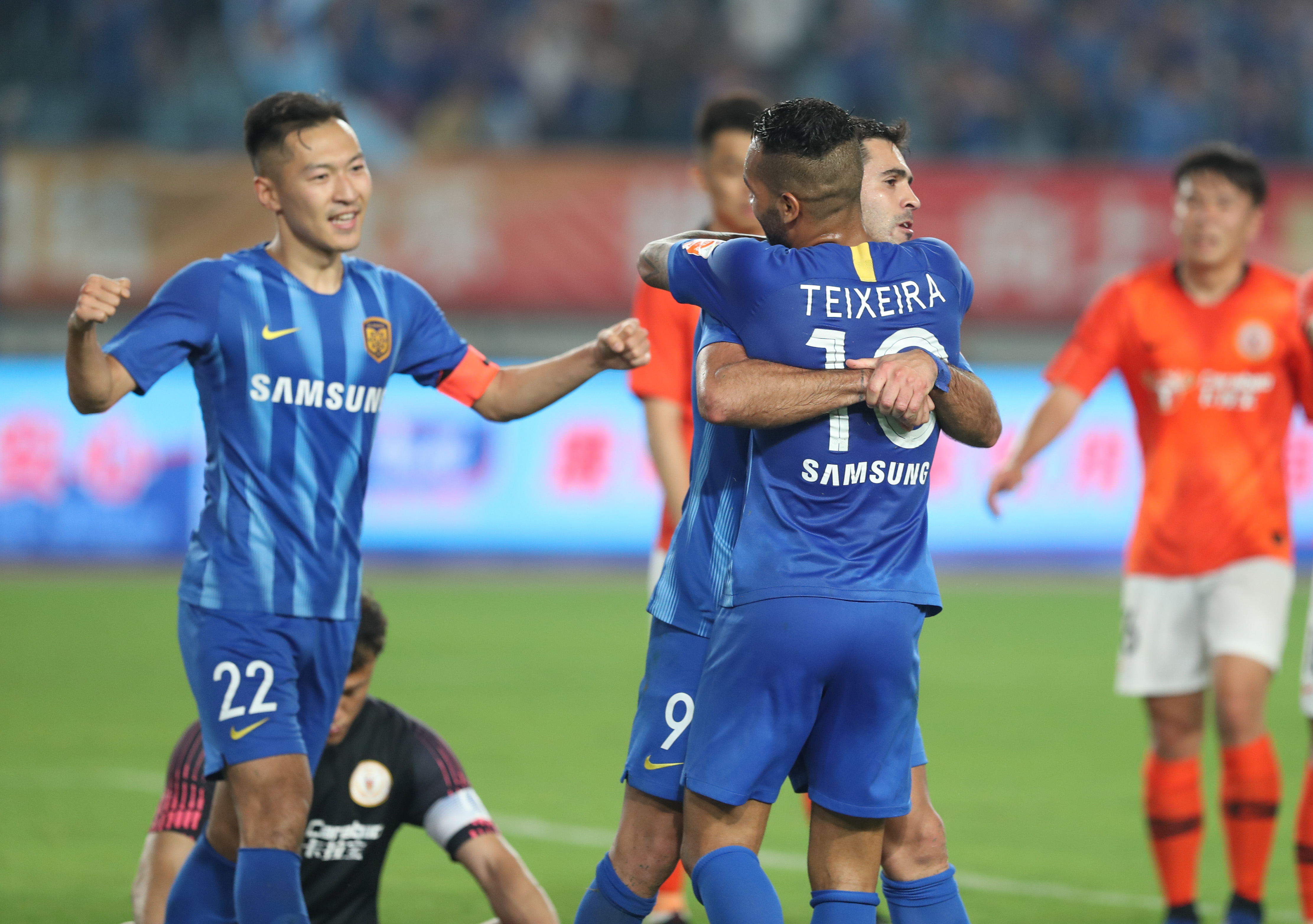 赵柏清半场10分钟4犯，下半场能否强势反弹？（赵柏清半场仅10分钟便背4犯，下半场能否触底反弹？）