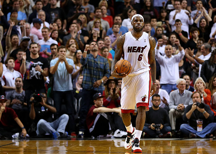 0-1！英意豪门欧冠巅峰对决：7亿战舰连伤两员大将 88分钟惨遭绝杀（0-1！英意豪门欧冠巅峰战：7亿舰队伤退两将，第88分钟吞绝杀）