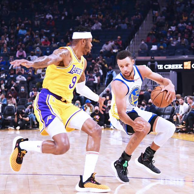 太疼了，萨勒马克尔斯被对手踩中后在地上抽动（萨勒马克尔斯遭对手踩踏后痛苦抽搐倒地）