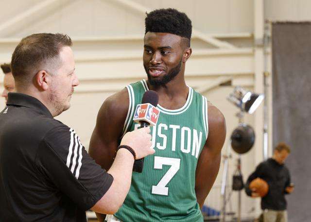 三分失准却依旧赢球（外线哑火仍带走胜利）